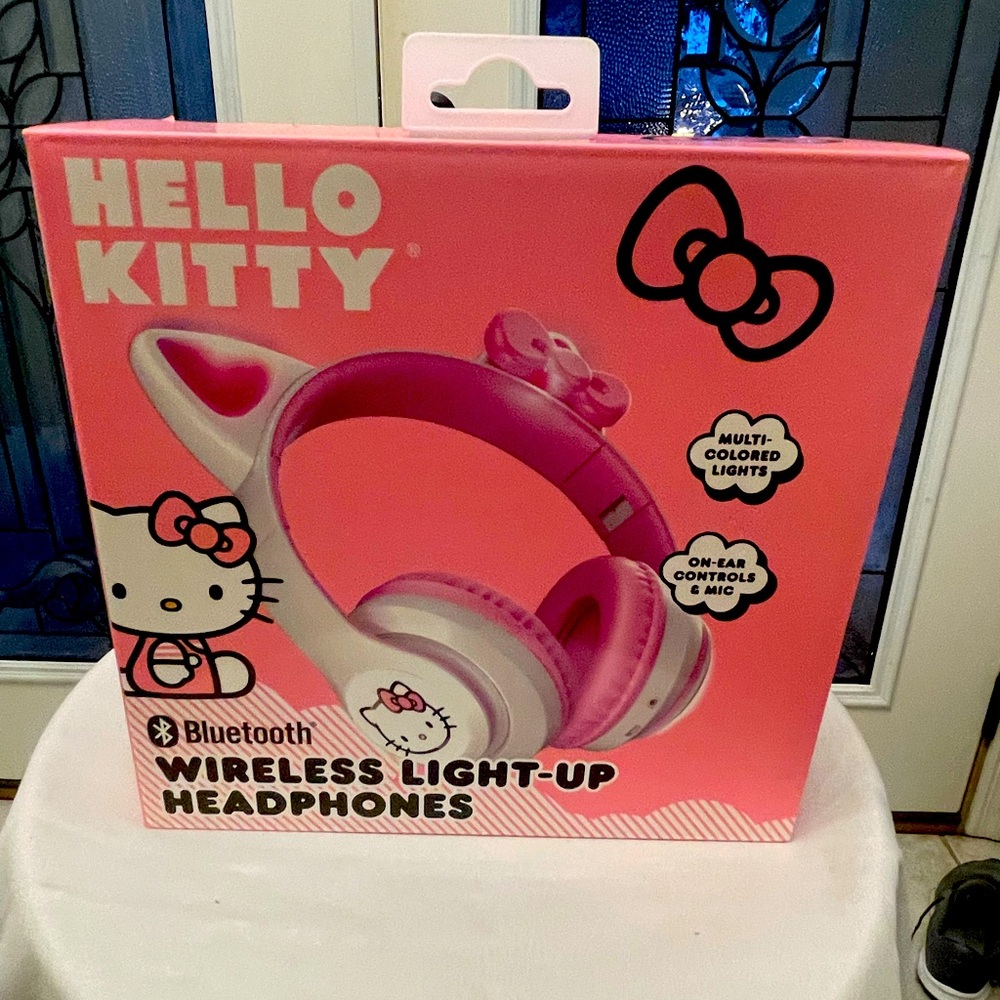 Sanrio Hello Kitty Pink Wireless Light-Up Headphones